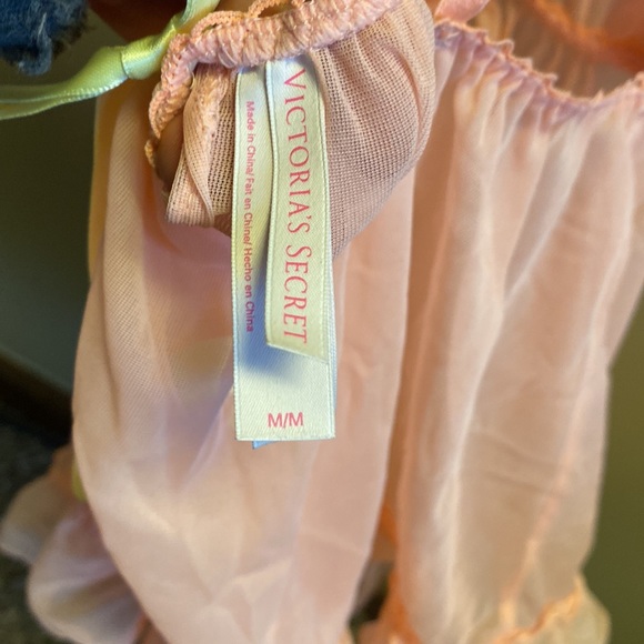 Woman’s Victoria’s Secret loungerie - Picture 5 of 6